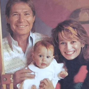“SOMETIMES A LEGACY HURTS AND HEALS AT THE SAME TIME.” When John Denver passed in that tragic plane crash back in ’97, the world lost the voice that felt like fresh air and open skies. His family didn’t talk much back then — grief has a way of making people quiet. But years later, when they finally sat down to go through everything he left behind, they cried all over again. Not because of the money… but because every bit of it came from songs he wrote with his whole heart. “Take Me Home, Country Roads.” “Annie’s Song.” All those melodies that felt like home for millions. His daughter once said, almost in a whisper, “Dad never cared about wealth. His music was the real legacy.” And honestly, you can feel that. Even now, when one of his songs comes on, it’s like he’s still here — soft, warm, and gentle as ever. Featured image