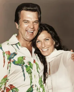 THE MOST TIMELESS DUO IN COUNTRY — WHERE EVERY SONG STILL BREATHES, EVEN AFTER CONWAY IS GONE. Even after Conway passed in 1993, something strange and beautiful kept happening. Every time Loretta stepped onstage and sang one of their old duets, the whole room shifted. People stood up before they even realized they were doing it — like their bodies remembered something their hearts weren’t ready to let go of. Loretta used to smile softly and say, “If Conway were still here, we’d have made a few more albums for sure.” And you could hear the truth of that in the way she paused before certain lines, as if waiting for him to slip in beside her one more time. It wasn’t nostalgia. It was love that never learned how to leave the stage. 💛 Featured image