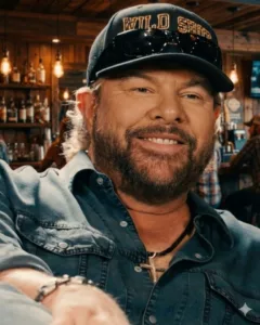 “40,000 FANS A NIGHT… AND NOT ONE ARTIST COULD KNOCK HIM OFF HIS THRONE.”.”2003 was the year Toby Keith felt untouchable. Not because he tried to — it was just the way the world reacted every time his voice hit the radio. Shock’n Y’all didn’t just climb to #1… it stayed there like it belonged. “I Love This Bar” blasted from every truck window. “American Soldier” made grown men stand a little straighter. People didn’t just buy the album — more than 4 million did — they carried it through their days like a piece of Toby himself. That was the year he didn’t just sing country music. He owned it Featured image