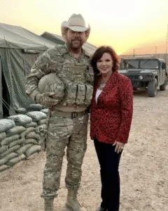 “SOME VOICES DON’T JUST SING — THEY MAKE AMERICA STAND UP.”When Toby Keith stepped onstage with “American Soldier,” it wasn’t just music — it was something deeper. The lights softened, the crowd leaned in, and suddenly the room felt smaller… quieter… almost sacred. Toby didn’t raise his voice. He didn’t need to. Every word came out steady, like a promise he meant with his whole heart. You could see veterans wipe their eyes. Younger fans pressed their hands to their chests. And for a moment, it felt like Toby was singing straight to the people who carried this country on their backs. That’s the Toby Keith fans never forget — honest, proud, and real. 🇺🇸 Featured image