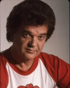 “IN 1982, ONE SONG HIT NO.1 ACROSS BILLBOARD, CASHBOX, AND GAVIN — IN THE SAME WEEK.” In 1982, Conway Twitty walked onto the stage at the American Songwriters Award Show and sang “Tight Fittin’ Jeans.” No tricks. No rush. Just that steady voice and a room that leaned in. That same week, the song sat at No.1 on Billboard, Cashbox, and the Gavin Report. It wasn’t loud success. It was quiet confidence. Conway barely moved. A small smile. A knowing pause between lines. You could feel the crowd listening, not cheering yet. Some songs age. This one settles in. It’s still one of my all-time favorite Conway songs. Maybe because it feels honest. Is it yours too? 🙂 “IN 1982, ONE SONG HIT NO.1 ACROSS BILLBOARD, CASHBOX, AND GAVIN — IN THE SAME WEEK.” In 1982, Conway Twitty walked onto the stage at the American Songwriters Award Show and sang “Tight Fittin’ Jeans.” No tricks. No rush. Just that steady voice and a room that leaned in. That same week, the song sat at No.1 on Billboard, Cashbox, and the Gavin Report. It wasn’t loud success. It was quiet confidence. Conway barely moved. A small smile. A knowing pause between lines. You could feel the crowd listening, not cheering yet. Some songs age. This one settles in. It’s still one of my all-time favorite Conway songs. Maybe because it feels honest. Is it yours too? 🙂