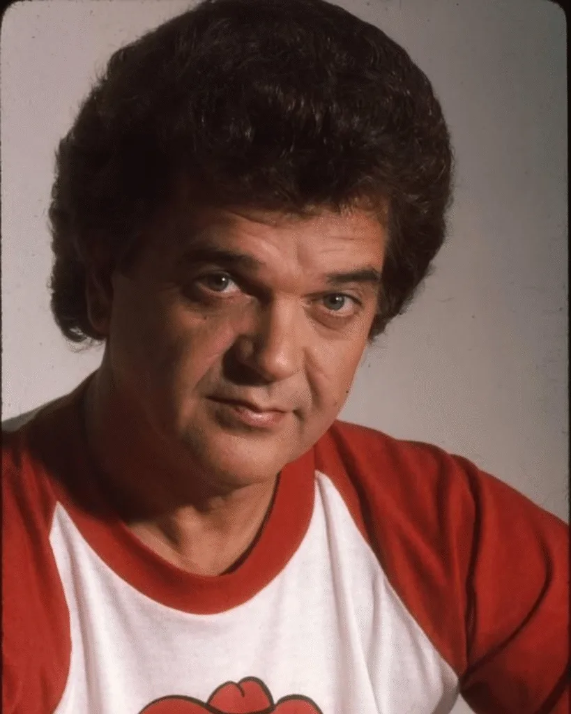 “IN 1982, ONE SONG HIT NO.1 ACROSS BILLBOARD, CASHBOX, AND GAVIN — IN THE SAME WEEK.” In 1982, Conway Twitty walked onto the stage at the American Songwriters Award Show and sang “Tight Fittin’ Jeans.” No tricks. No rush. Just that steady voice and a room that leaned in. That same week, the song sat at No.1 on Billboard, Cashbox, and the Gavin Report. It wasn’t loud success. It was quiet confidence. Conway barely moved. A small smile. A knowing pause between lines. You could feel the crowd listening, not cheering yet. Some songs age. This one settles in. It’s still one of my all-time favorite Conway songs. Maybe because it feels honest. Is it yours too? 🙂