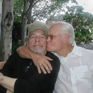 GEORGE JONES TOUCHED MERLE HAGGARD RARELY. THIS TIME, HE DIDN’T NEED TO TRY. When George Jones sang “Sing Me Back Home,” it didn’t feel like a cover. It felt like recognition. He didn’t reach for drama. He slowed the song down. Let the words sit. Let the quiet stay a little longer. His voice sounded worn, careful, honest. Like someone choosing each line because he meant it. George rarely sang Merle’s songs. Not because he couldn’t. Because he knew when a song already carried enough truth. Merle wrote it from a place of confinement. George sang it from the other side of freedom — knowing how heavy both can be. No proving. No competition. Just one man handing a truth to another. 🎶