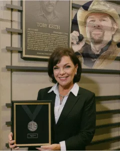 “He didn’t get the chance to hear the news that he had been inducted, but I have a feeling—in his words—he might have thought, ‘I should’ve been.’ So, Toby, we know you know—you ARE in the Country Music Hall of Fame.” Tricia Covel stepped up to accept the medallion for her husband, her eyes filled with emotion. It wasn’t a night of glitz and glamour — it was honest and heartfelt, just like Toby Keith’s music. Post Malone opened with “I’m Just Talkin’ About Tonight,” Eric Church held back tears through “Don’t Let the Old Man In,” and Blake Shelton made the crowd laugh and cry with “I Love This Bar” and “Red Solo Cup.” Toby had always sung for soldiers, for parents, for lonely nights and hopeful mornings. He never needed flashing lights — just the right song at the right moment, and a lyric that reached straight to the heart. And last night, everyone understood: Awards are just ceremony. Toby Keith had been a legend — for a very long time.