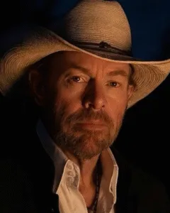 LONG AFTER THE APPLAUSE FADED, THE QUIET TRUTH REMAINED. For those who admired Toby Keith from afar, this moment asks us to look closer — not at the spotlight, but at the life lived beyond it. The stage told one story. The man behind it told another, softer and more enduring. What defined him wasn’t only the songs that filled arenas, but the devotion carried in private — the values he lived by when no one was watching. That quieter faith shaped every lyric, every choice, every stand he took. In remembering him this way, the legacy shifts. From what the world applauded to what the heart keeps, long after the music lets go.