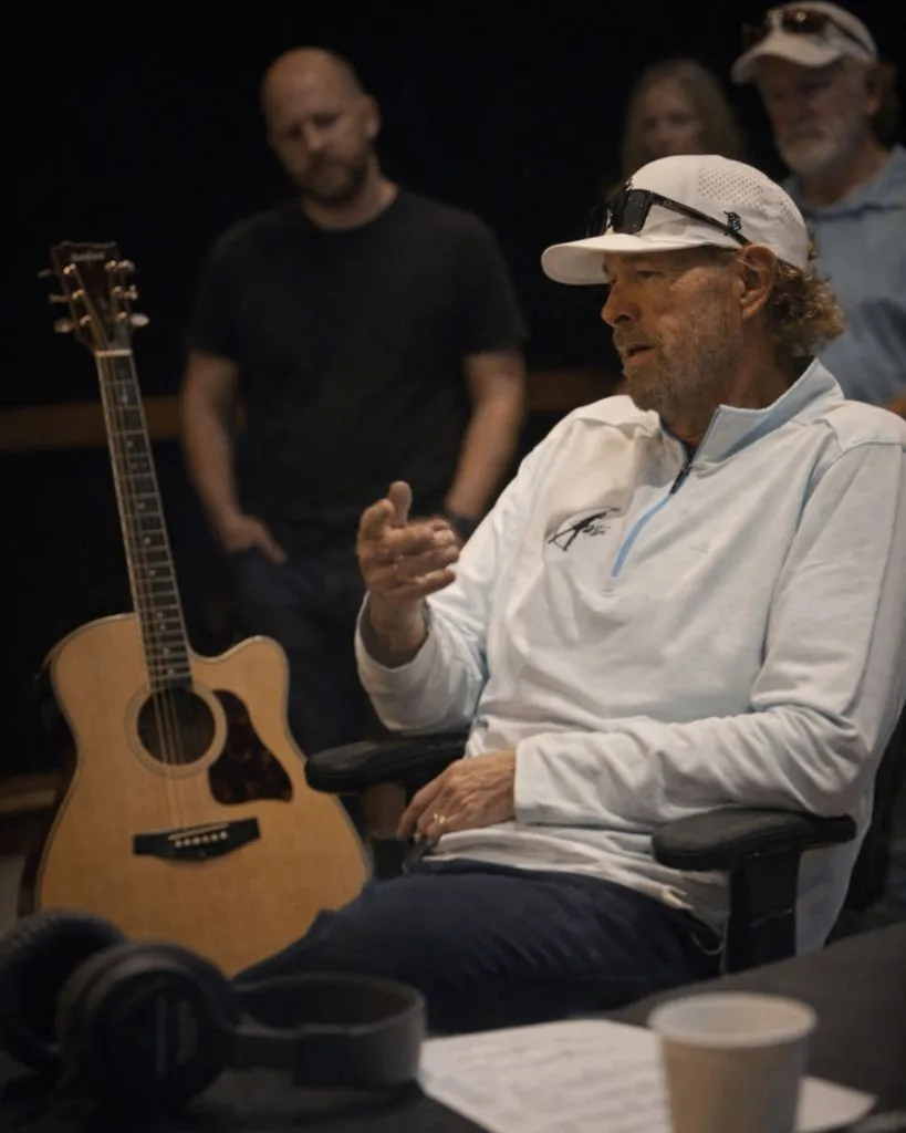 “I’M EXHAUSTED. I’LL PICK IT UP TOMORROW.” But tomorrow never arrived. Oklahoma, 2024. Toby Keith stood in the studio barely able to steady his guitar. His body was worn down, weakened by a long and brutal fight, yet his voice still carried that unmistakable gravel—strong, defiant, unmistakably his. He was recording what would become his final thoughts, pouring everything he had left into the microphone. Midway through the session, he paused. Turning quietly to the people around him, he said he needed a little time, a moment to rest. He promised he’d return soon to finish what he started. He never did.The man known as the “Big Dog Daddy” walked out of the studio for the last time and passed away only days later. The music didn’t fade—it froze in place, becoming a final goodbye. Not just a recording, but a last stand from an artist who lived the American dream all the way to the end.